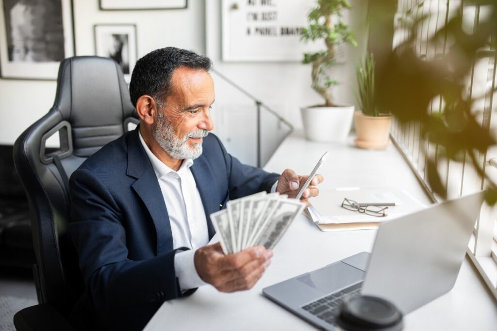 Un homme souriant en travaillant dans son bureau