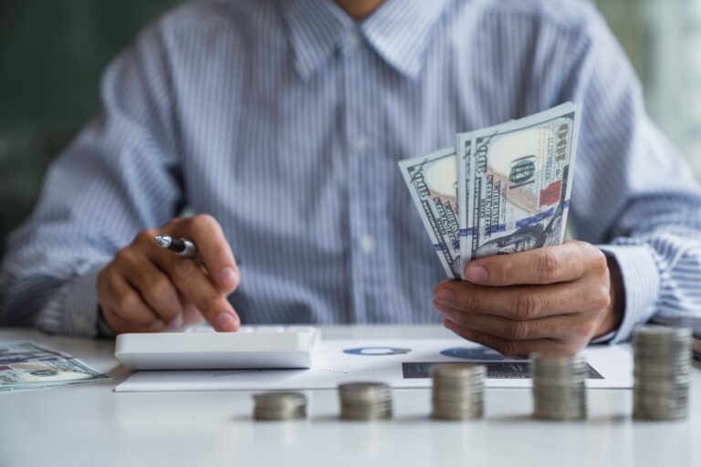 Une personne faisant une planification financière