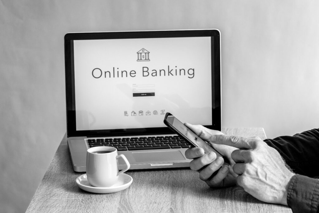 Une personne qui vérifie son compte bancaire
