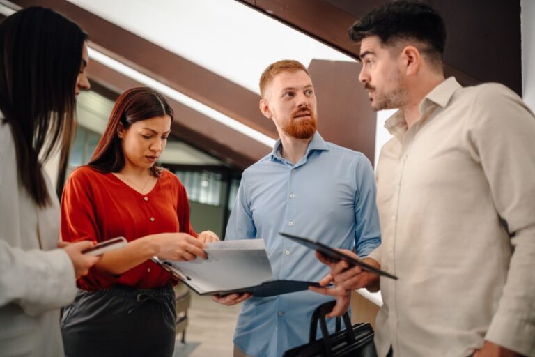 Des personnes discutant sur un document
