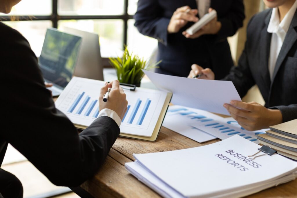 Des analystes financiers discutant sur des rapports financiers