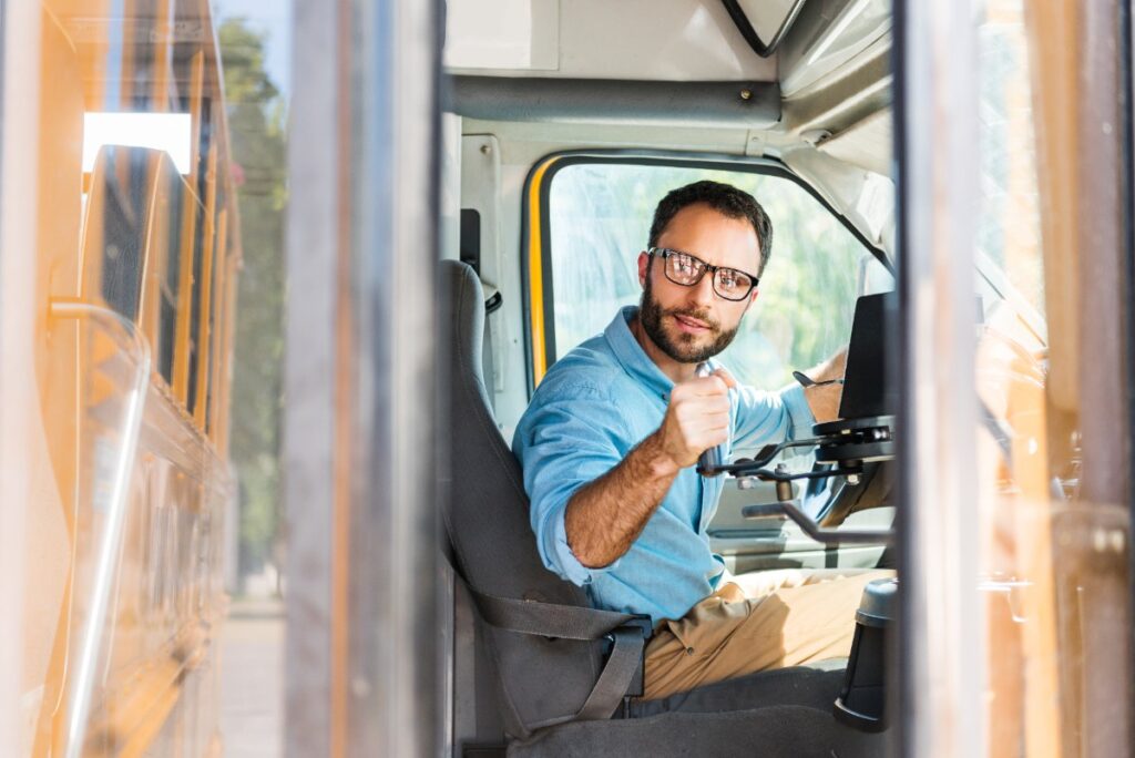 Un conducteur de bus scolaire