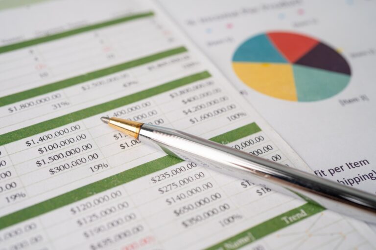 Des documents financiers avec un stylo