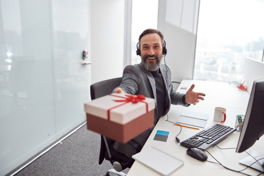 Un employé de bureau qui tient un cadeau