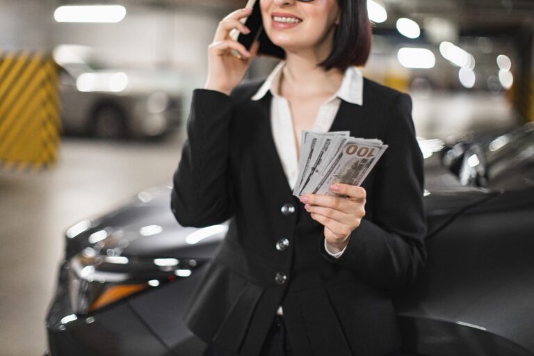 Une femme d'affaire parlant au téléphone et tenant des argents