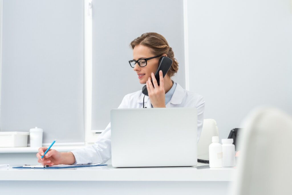 Une femme au téléphone dans son bureau