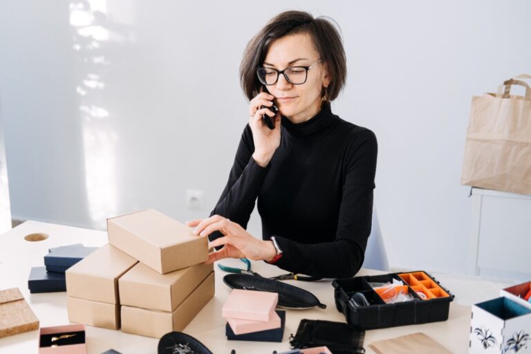 Une femme au téléphone avec des emballages sur la table