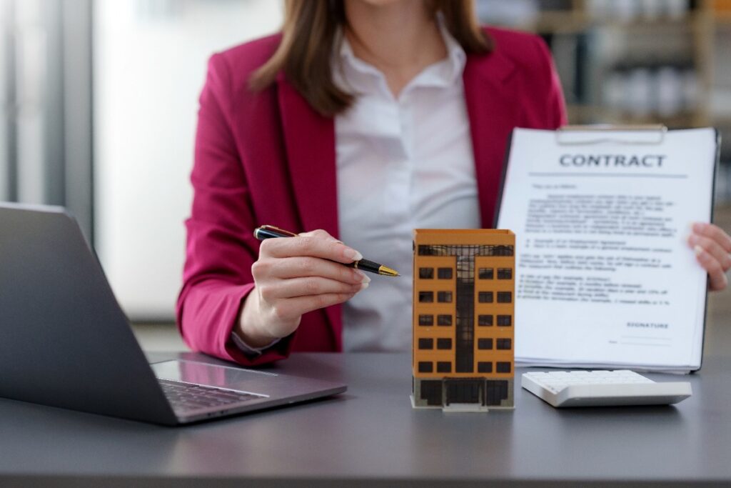 Une femme tenant un contrat immobilier