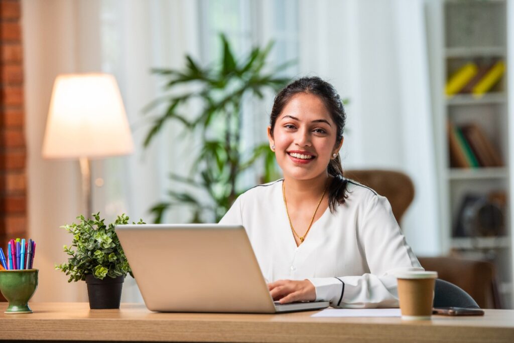 Une femme travailant sur un ordinateur portable