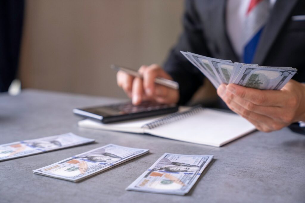 Un homme d'affaires qui compte son argent