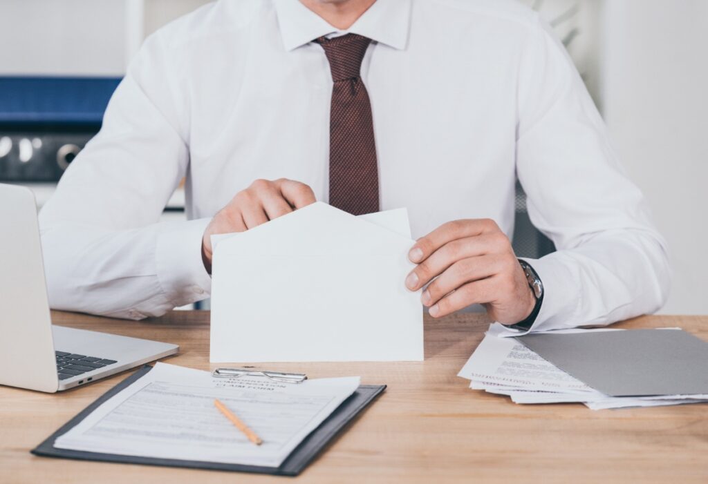 Un homme d'affaires ouvrant une enveloppe