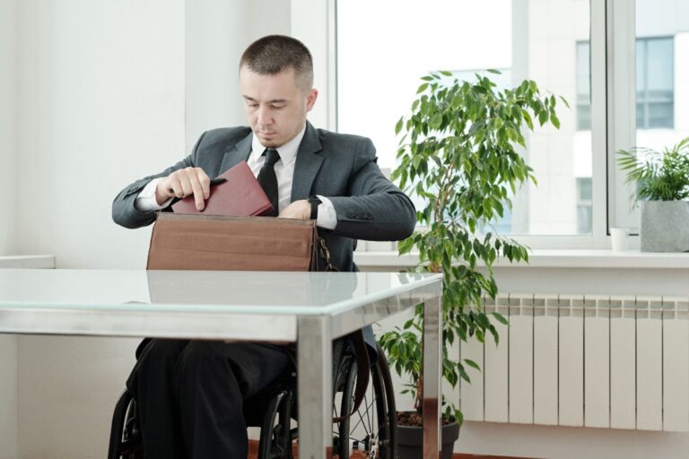 Un homme en costume rangeant ses affaires dans son sac