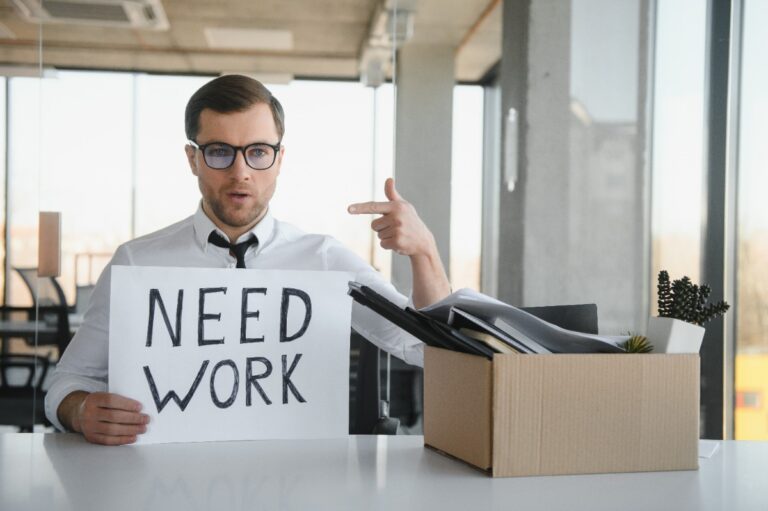 Un homme tenant un papier cherchant un emploi