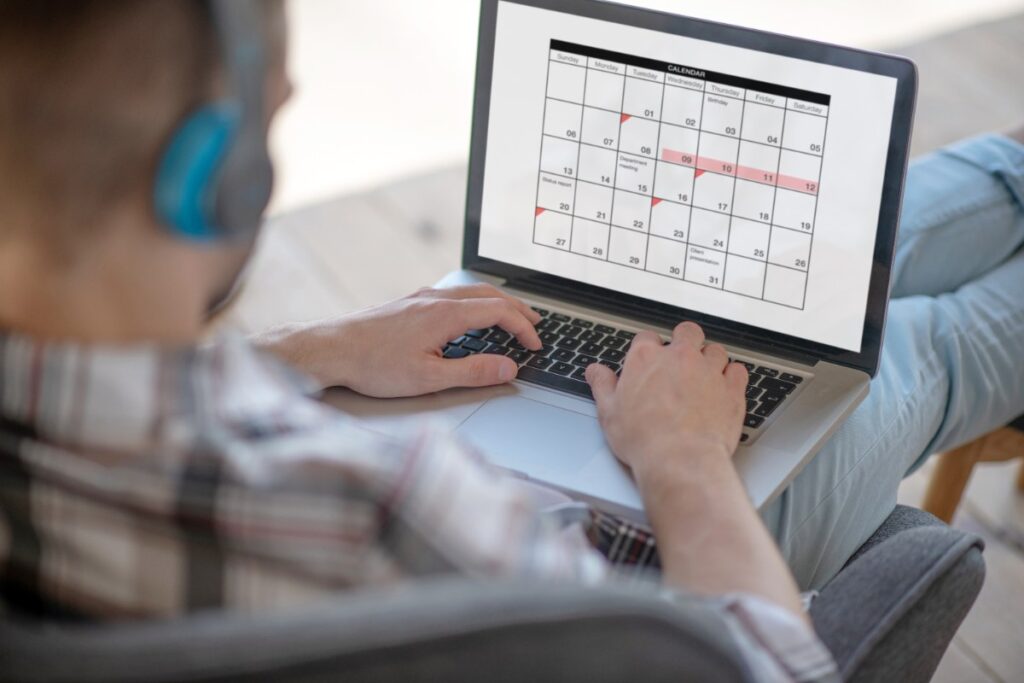 Un homme tapant sur le clavier d'un ordinateur