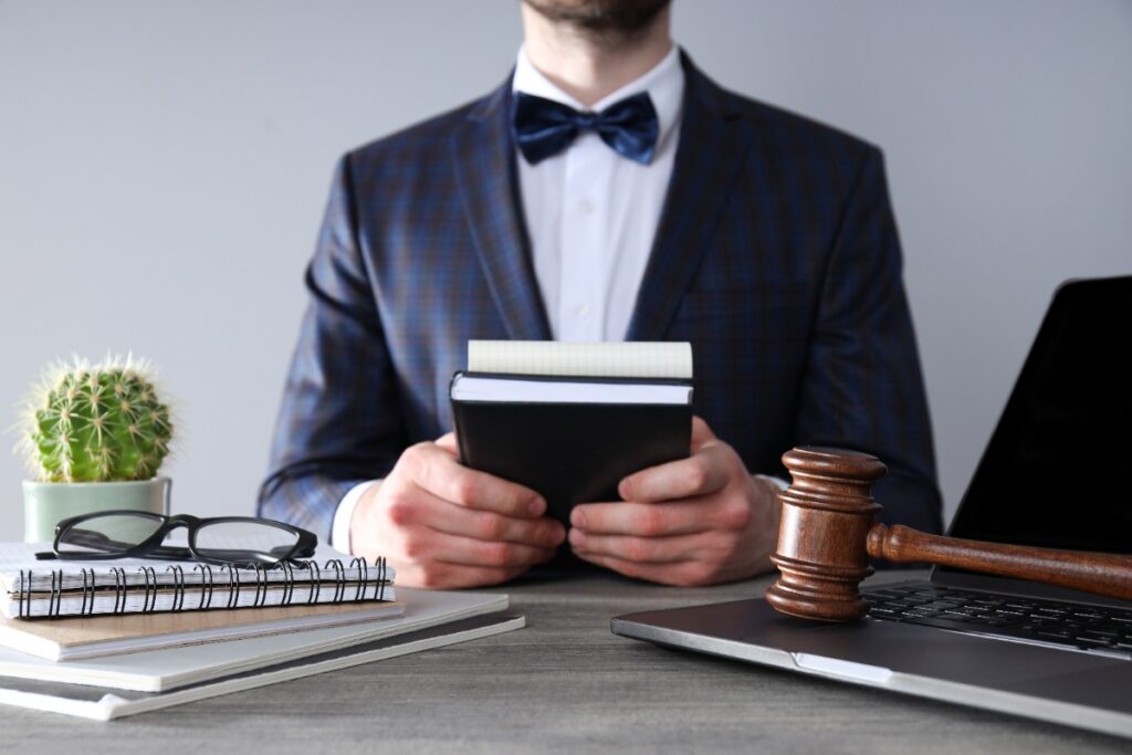 Un homme assis dans un bureau et tient des livres