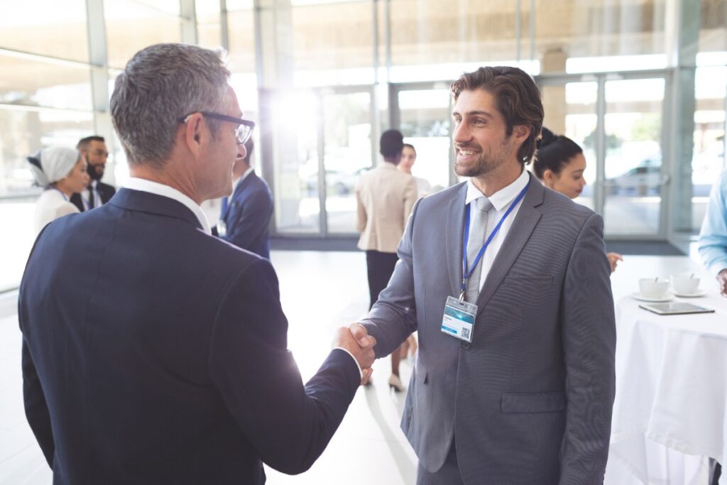 Des hommes d'affaires se serrant les mains