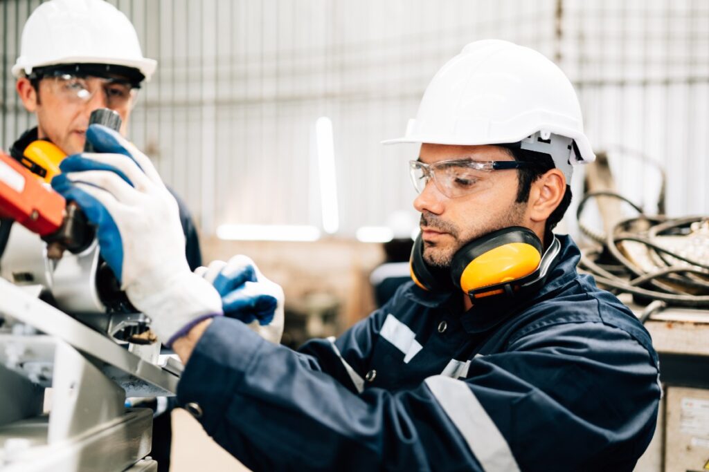 Des hommes en casque travaillant dans une usine