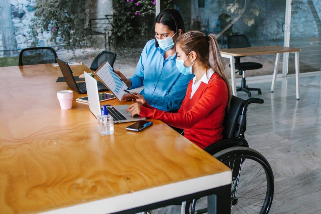 Deux jeunes femmes en fauteuil travaillant sur une table