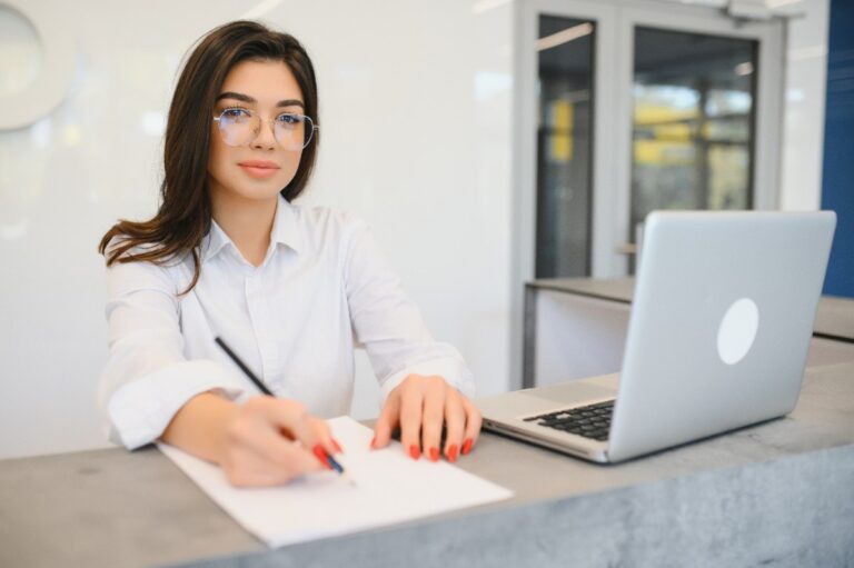 Une jeune femme travaillant dans un bureau