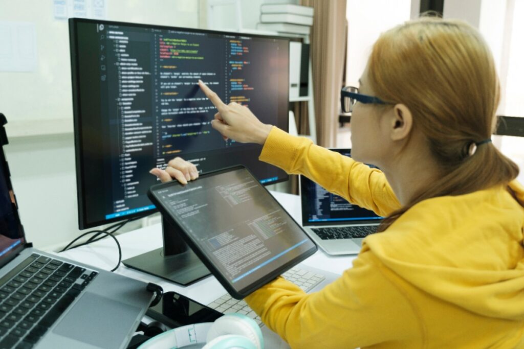 Une jeune programmeur travaillant avec des ordinateurs