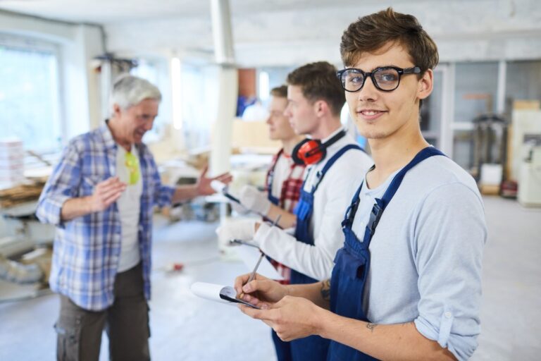 Des jeunes apprentis qui se réunissent avec un formateur