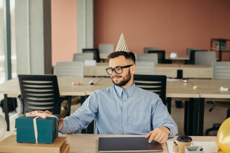 Un joyeux employé recevant un cadeau dans son bureau