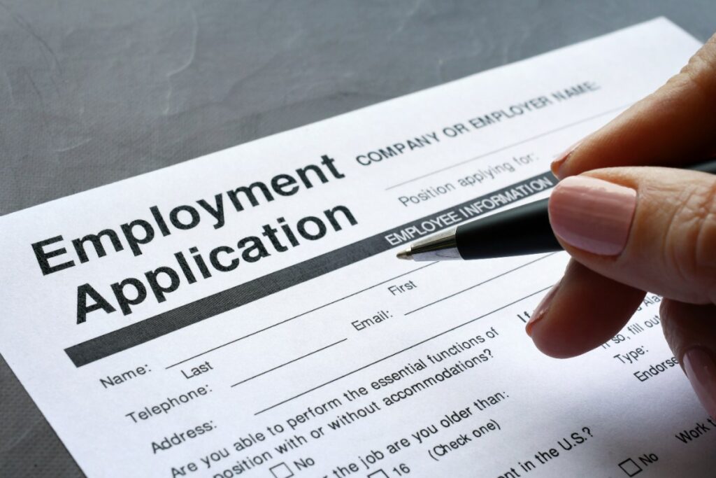 Main remplissant un formulaire d'emploi