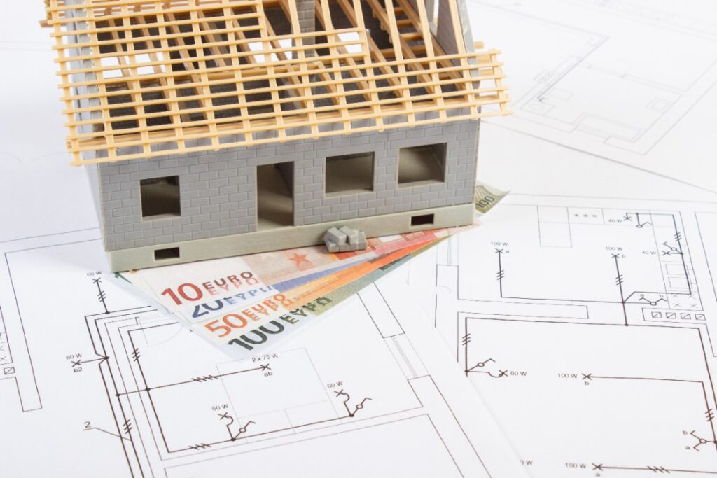 Une modèle de maison avec un financement sur un plan