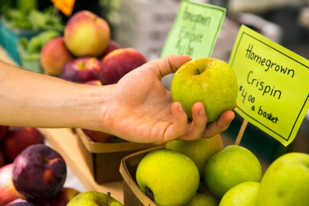 Une personne prenant de la pomme dans un magasin