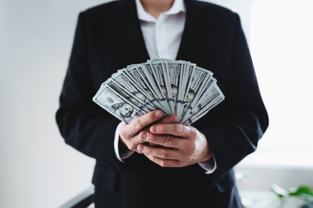 Une personne tenant des billets d'argent