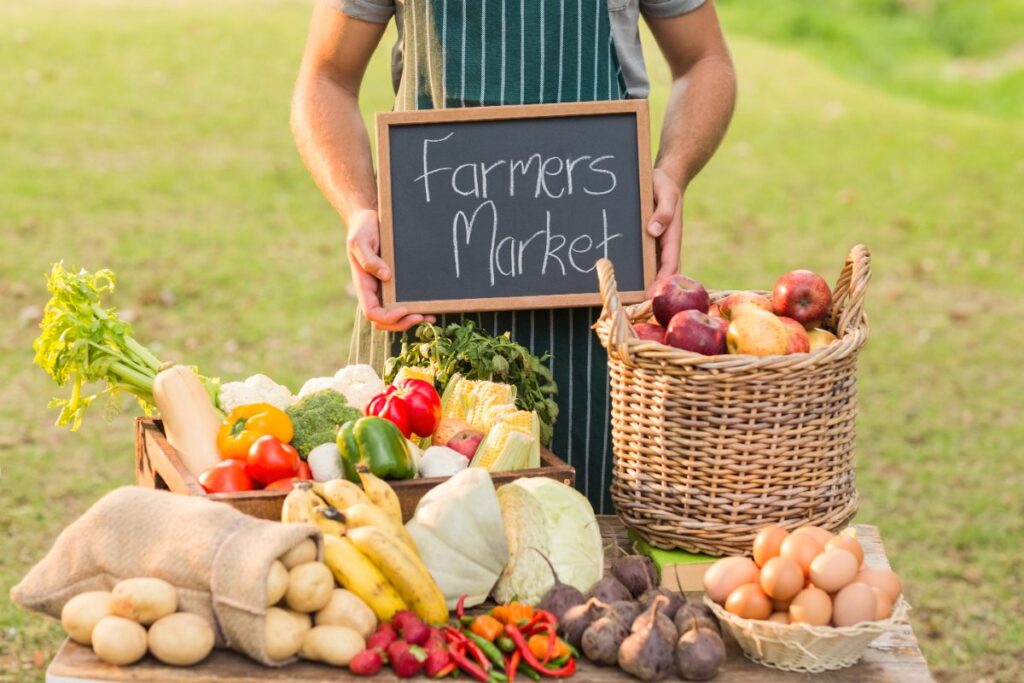 Une personne vendant des produits du marché fermier