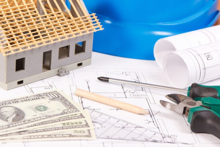 Un plan de construction avec une maquette de maison