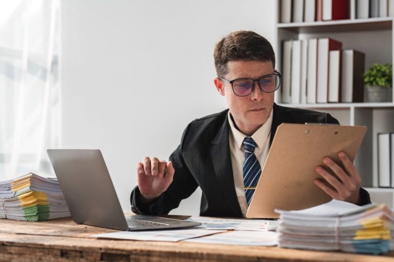 Un professionnel travaillant avec des documents dans son bureau