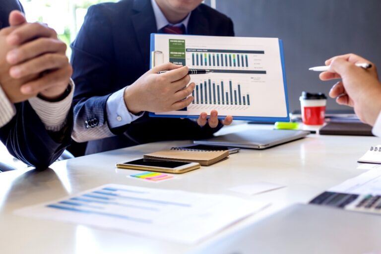 Des professionnels en réunion discutant d'un plan de business