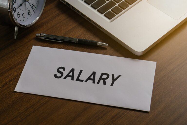 Salaire dans une enveloppe posée sur la table