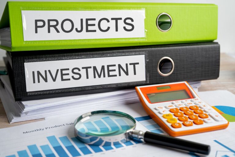Deux classeurs contenant des documents de projets et d'investissement