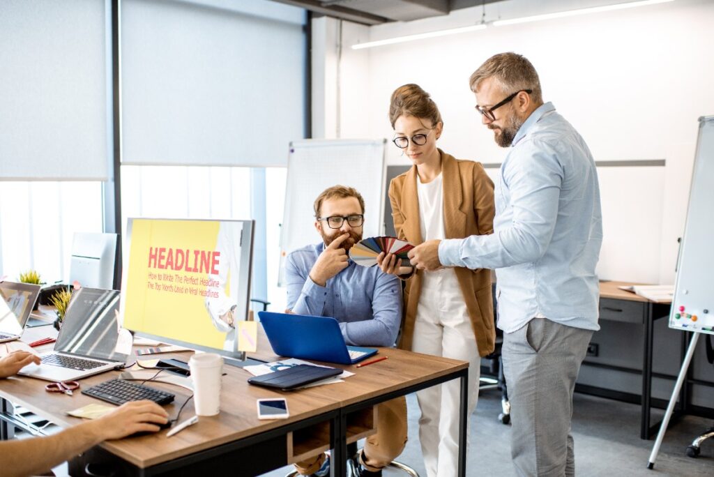 Des collègues discutant dans un bureau