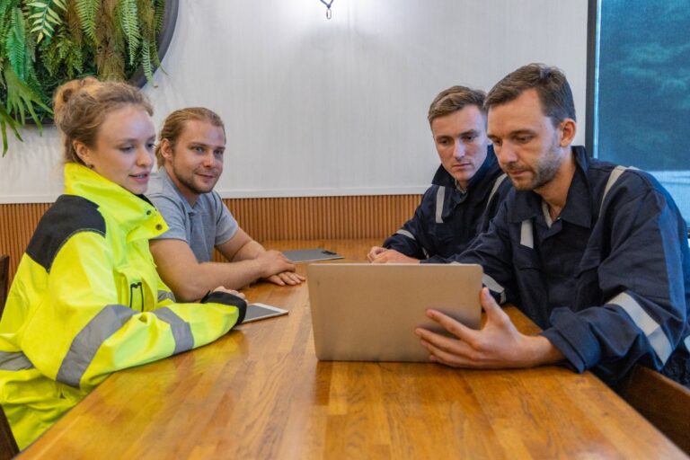 Des collègues travaillant autour d'une table avec un ordinateur