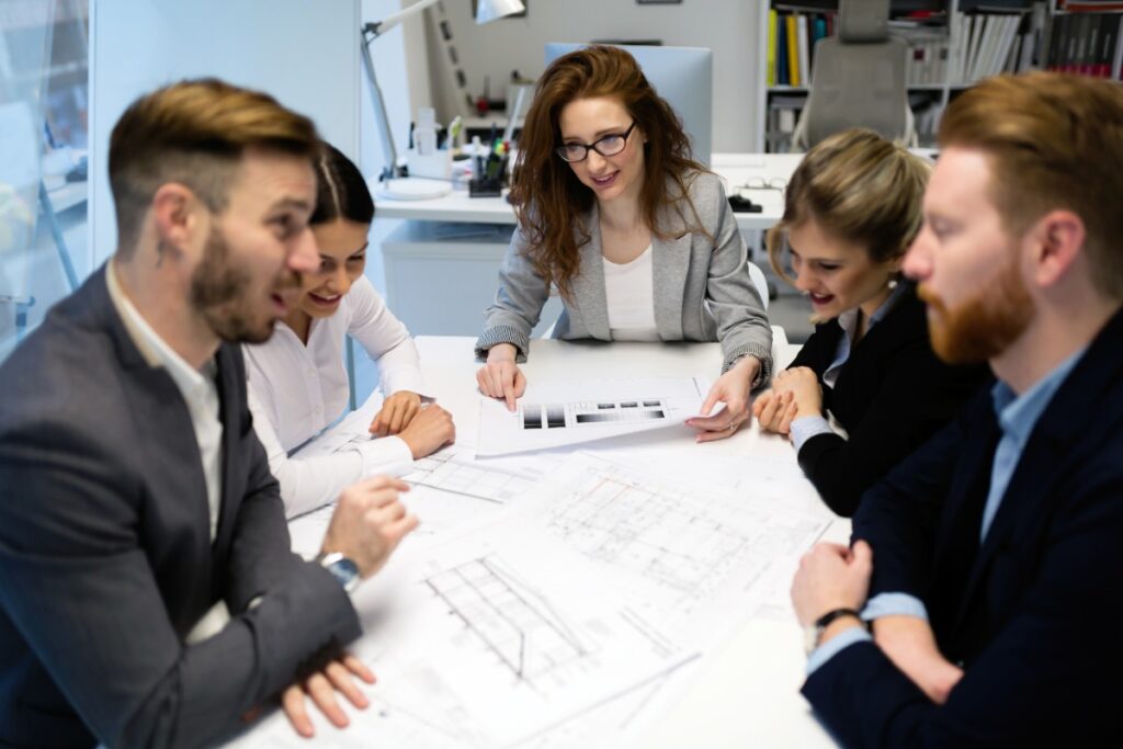 Une équipe élaborant un projet autour d'une table dans un bureau
