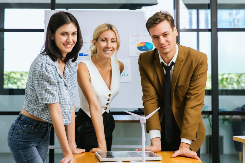 Des professionnels collaborant sur le développement énérgétique