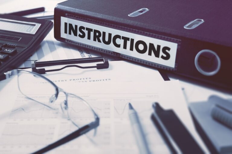 Un classeur avec des dossiers d'instructions dans un bureau