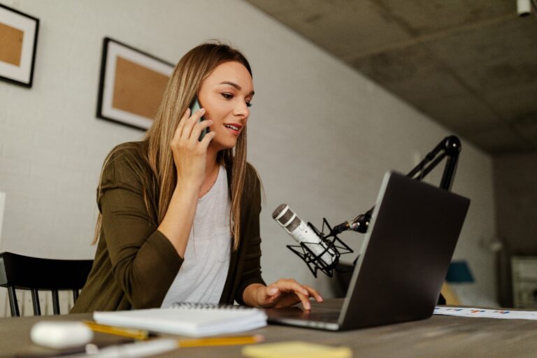 Une femme parlant au téléphone dans un bureau