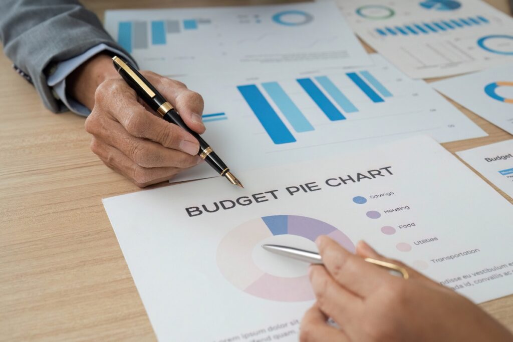 Des gens travaillant sur des analyses budgétaires d'une société 