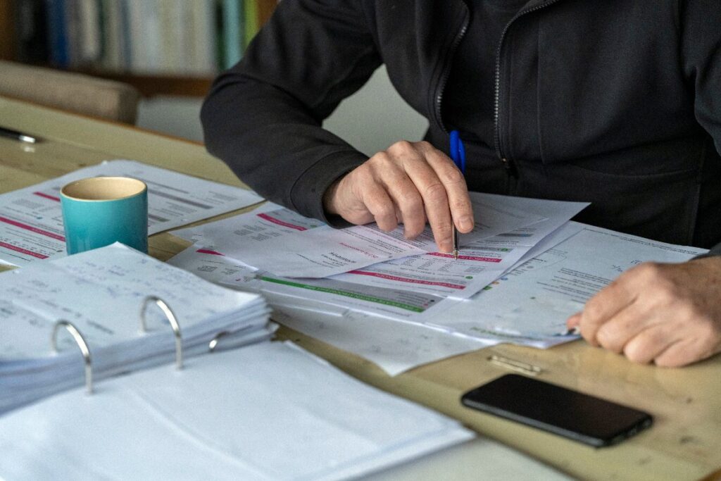 Un homme qui consulte des documents dans son bureau