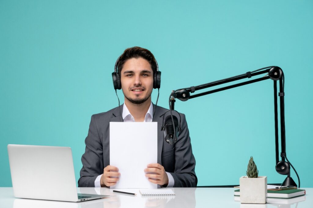 Un homme avec un microphone dans un studio