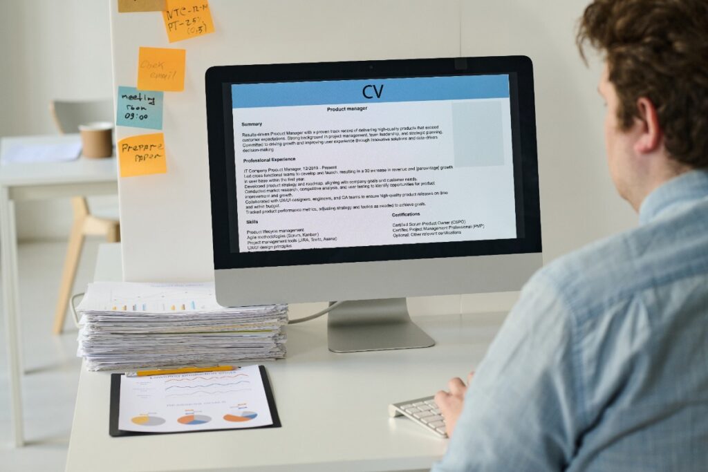Un homme publiant son CV en ligne