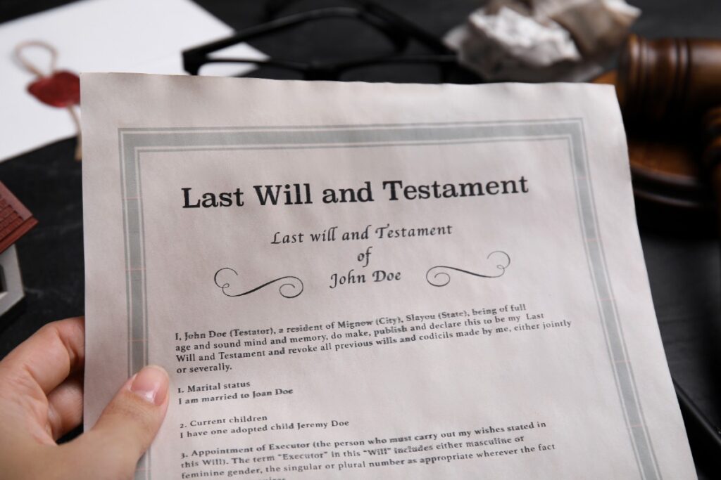 Une personne tenant un dernier testament