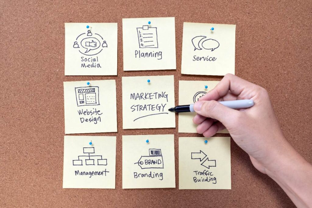 Une personne travaillant sur une planification de stratégie marketing