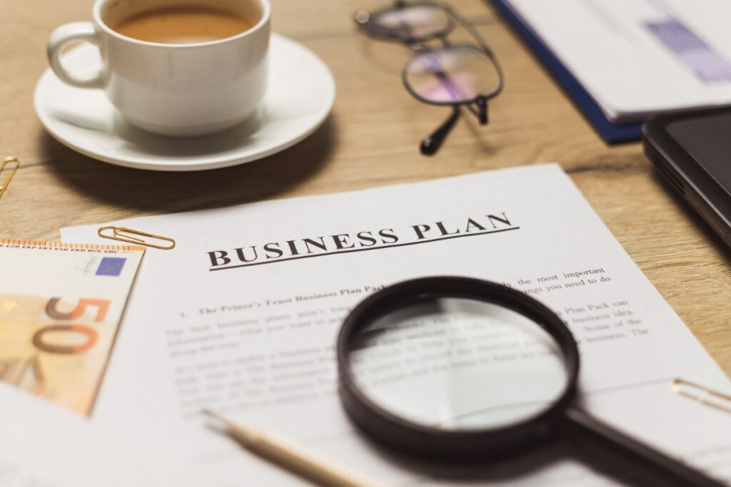 Un plan de business avec un café dans un bureau