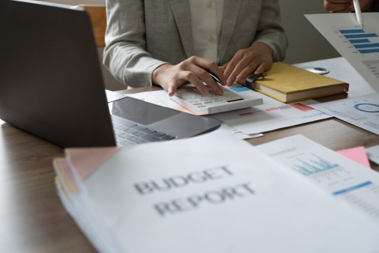 Un professionnel travaillant dans son bureau avec une calculatrice